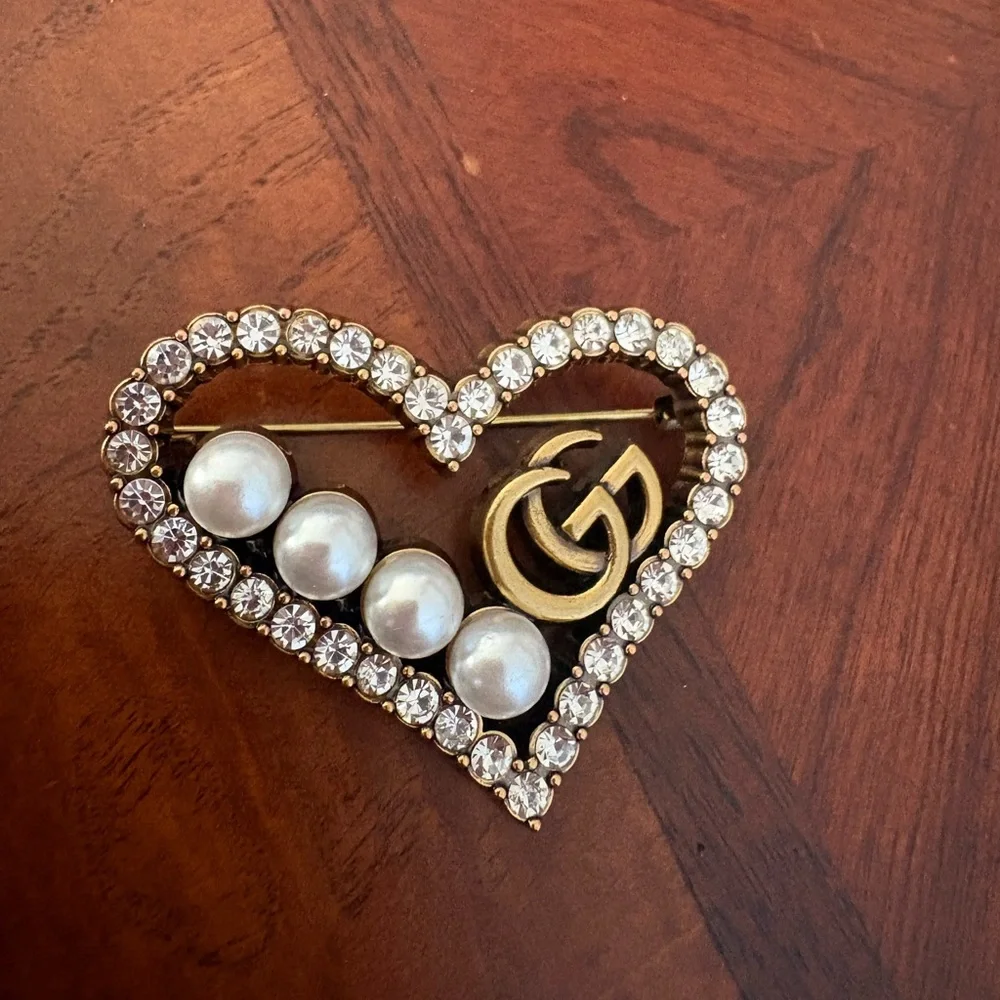New with box Gucci Gold-Tone Heart Brooch with Pearls and Crystals - Picture 2 of 3